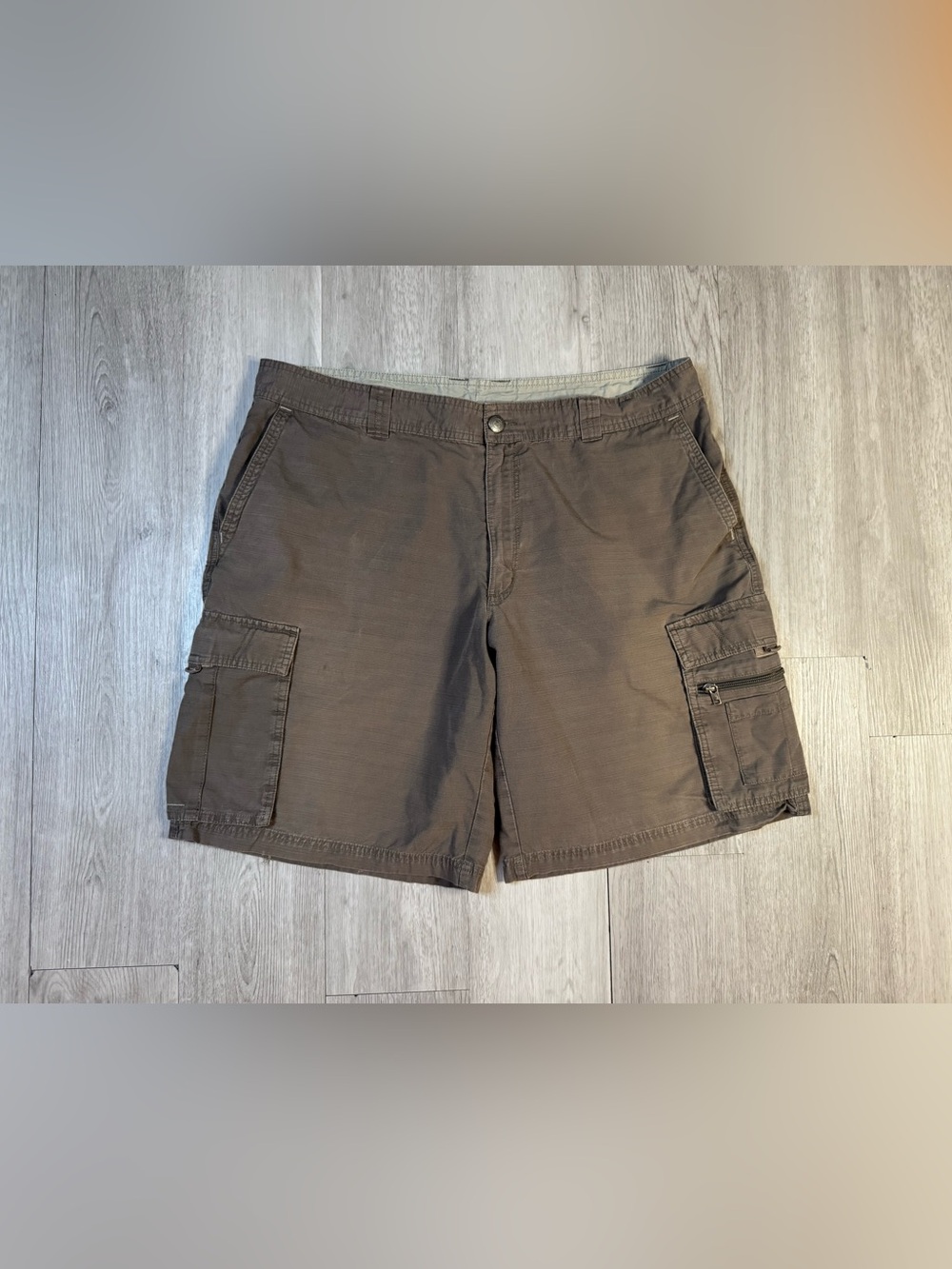 Columbia Men’s Brown Cargo hiking outdoor  Shorts Flat Front Zip Pockets size 40
